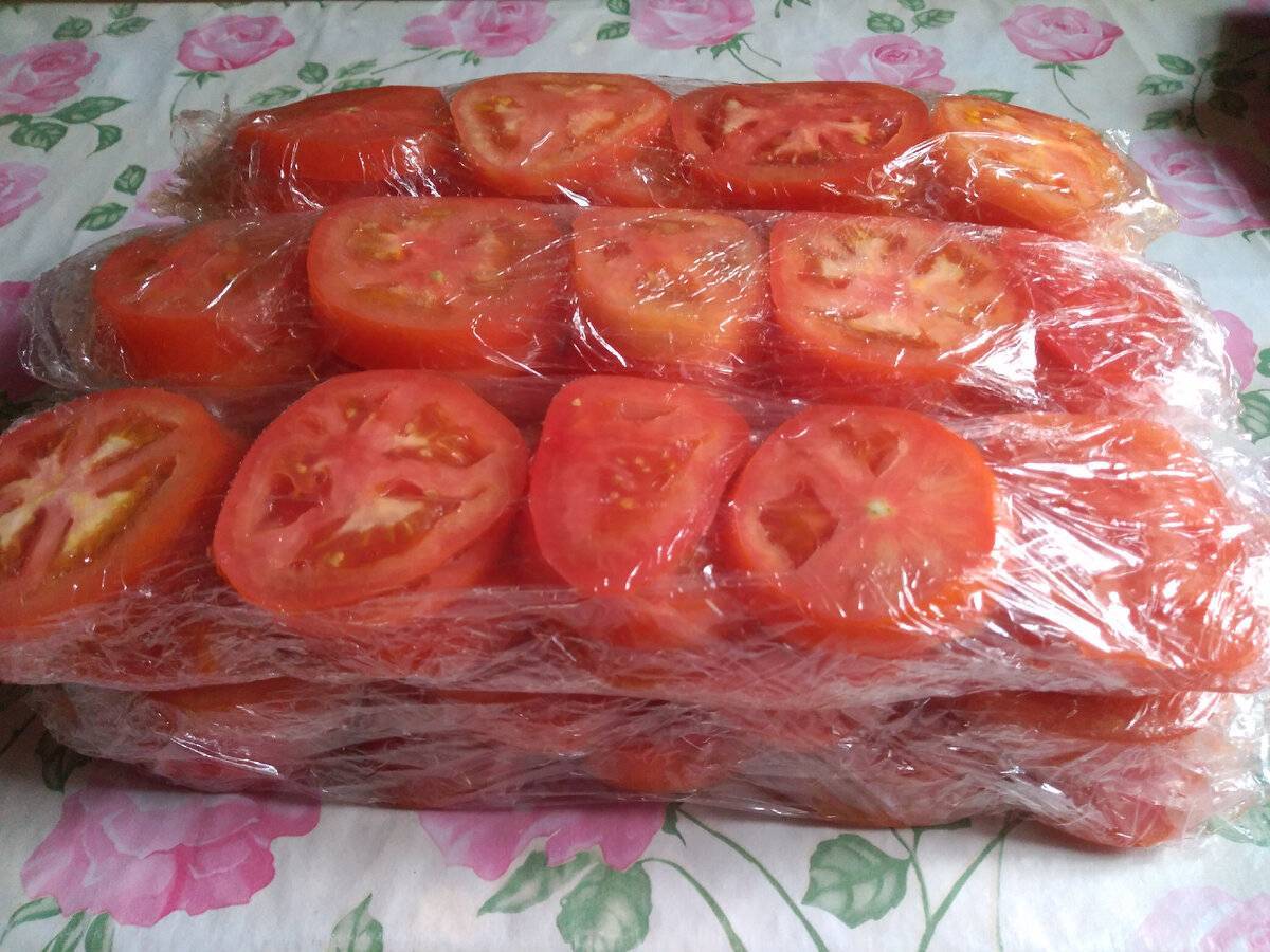 Как заморозить помидоры на зиму в морозилке свежими: кусочками, целиком или в пюре