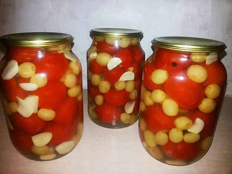 Вкусные маринованные помидоры с перцем и виноградом на зиму