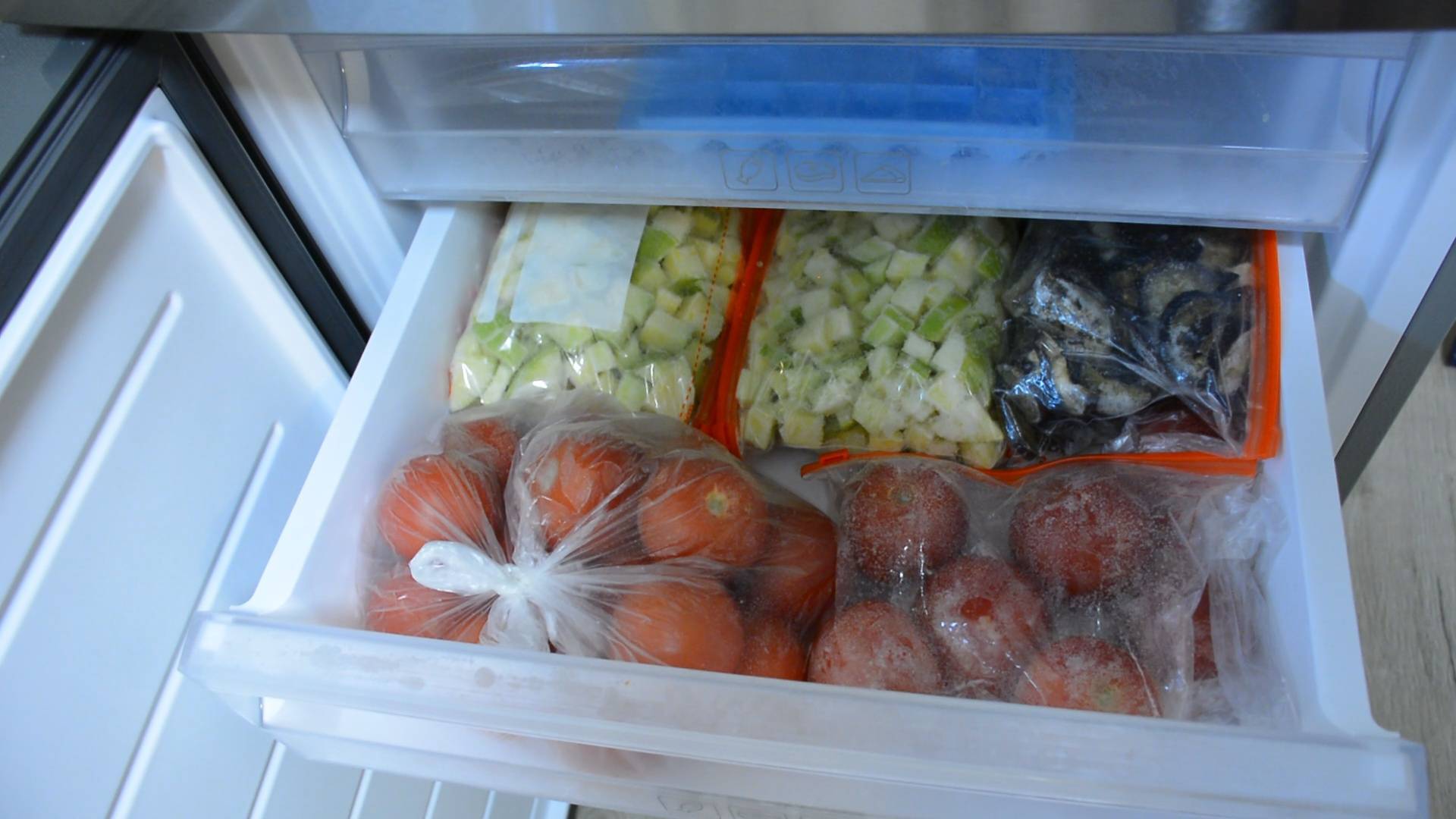 Какие овощи и фрукты можно замораживать в морозилке на зиму