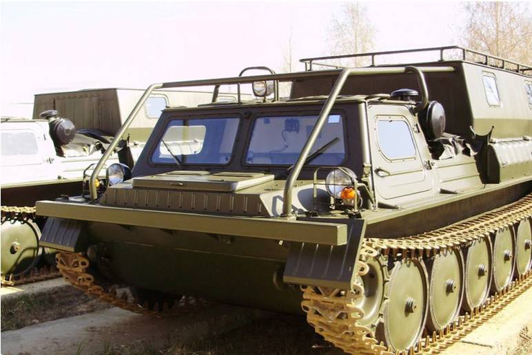 Гусеничный вездеход ГАЗ-34039 со стальным герметичным корпусом имеет 6 модификаций