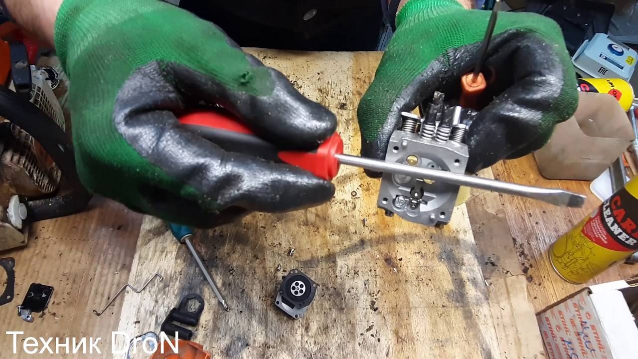 Почему заливает свечу на скутере и как это исправить