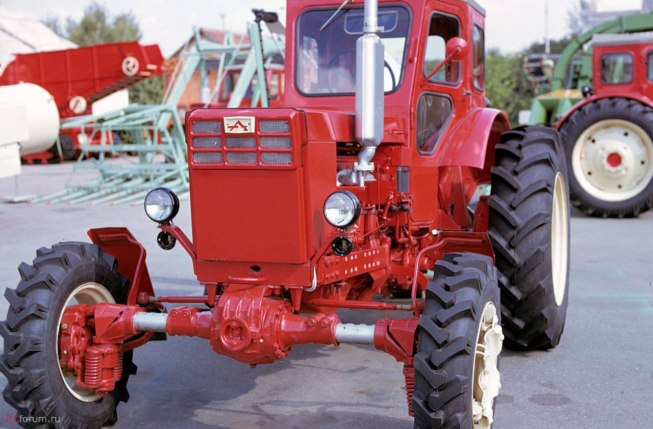 Какой трактор лучше мтз или юмз: чем отличается, сравнение параметров, обзор