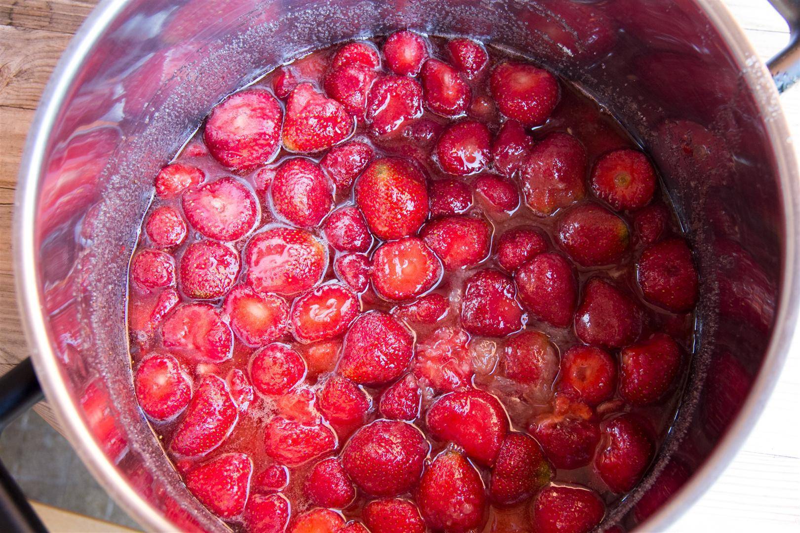 Топ 9 рецептов густого варенья-пятиминутки из клубники с целыми ягодами на зиму