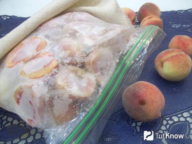 Как заморозить персики на зиму свежими в морозилке в домашних условиях