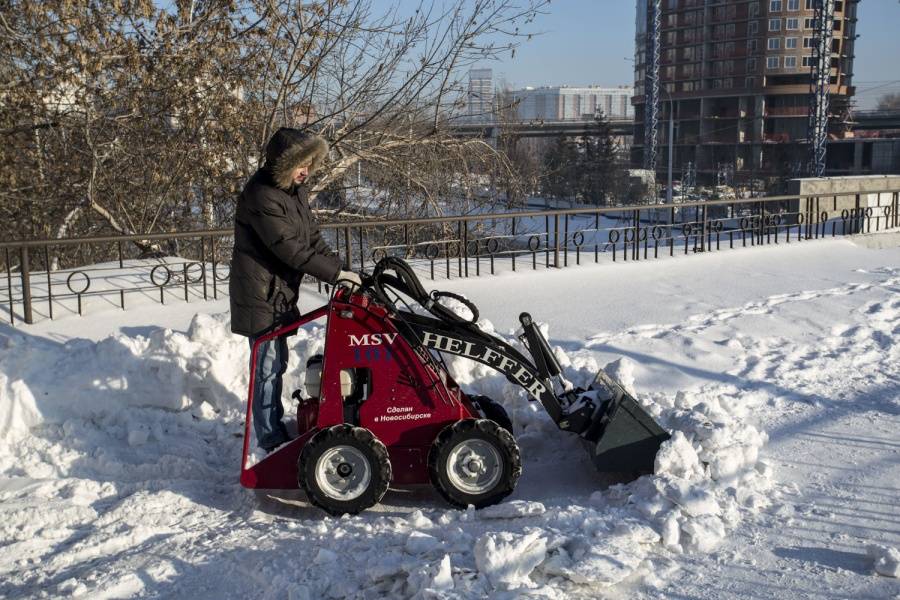 Мотоблок, снегоуборщик и газонокосилка – три в одном, с отвалом для уборки снега
