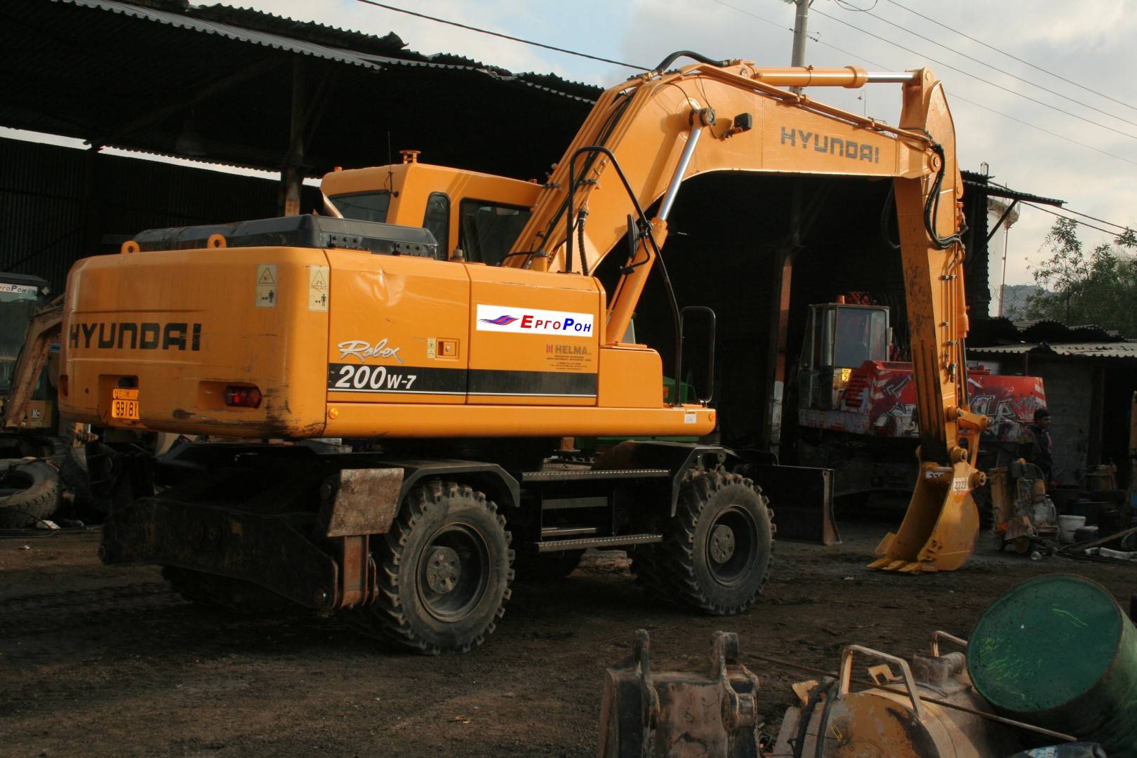 Вес колесного экскаватора. Hyundai r200w-7. Экскаватор Hyundai 200w-7. Колесный экскаватор Hyundai 170. Экскаватор Хендай 170 колесный.