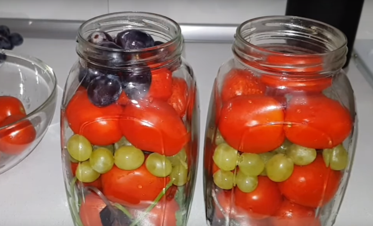 Маринованные помидоры с виноградом на зиму - рецепты с фото
