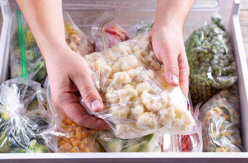 Как заморозить капусту белокочанную на зиму в домашних условиях в морозилке, можно ли её замораживать, способы заморозки, что делать с замороженной капустой
