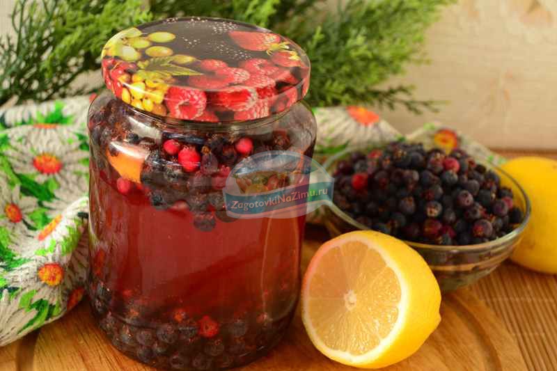 Компот мохито из смородины, малины, вишни, клубники и крыжовника с мятой и лимоном на зиму