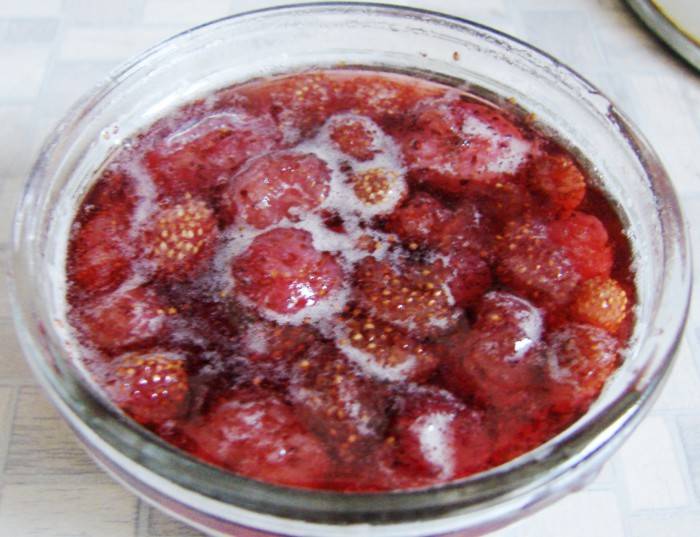 Варенье из лесной ягоды (земляники, клубники) на зиму. 5 классических рецептов, чтобы ягоды были целыми