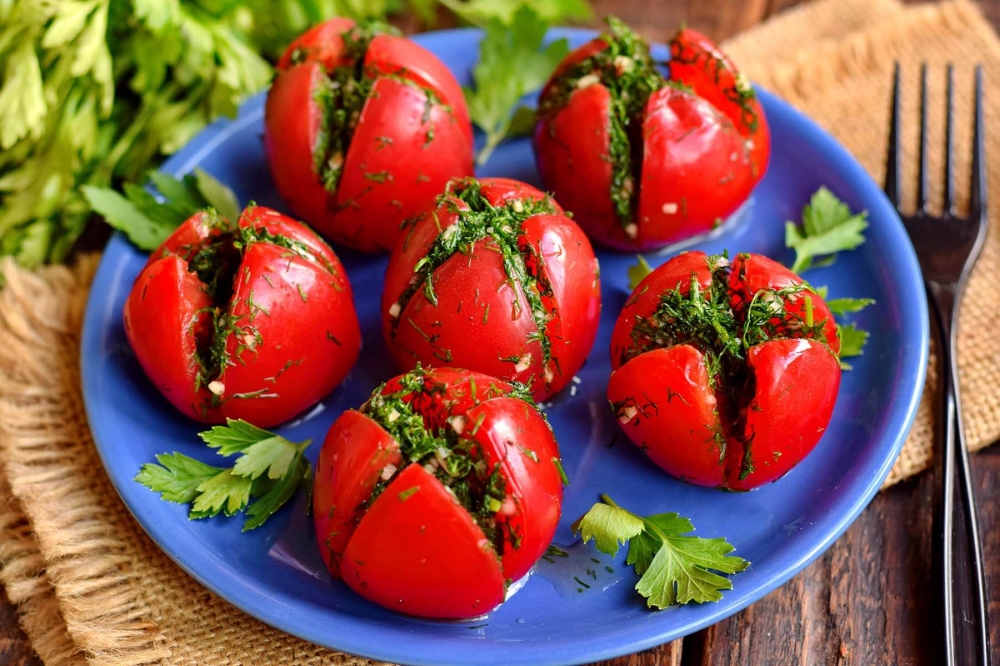 Маринованные помидоры с чесноком быстрого приготовления