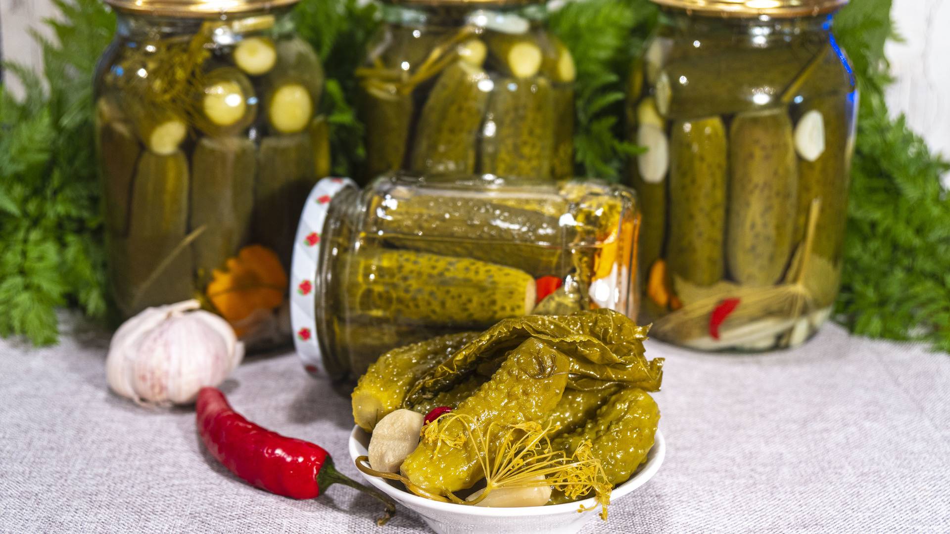 Малосольные огурцы в банке: 6 рецептов как засолить вкусные и хрустящие огурцы