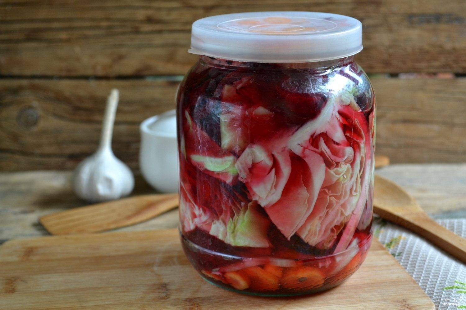 Маринованная капуста со свеклой на зиму — очень вкусная и хрустящая