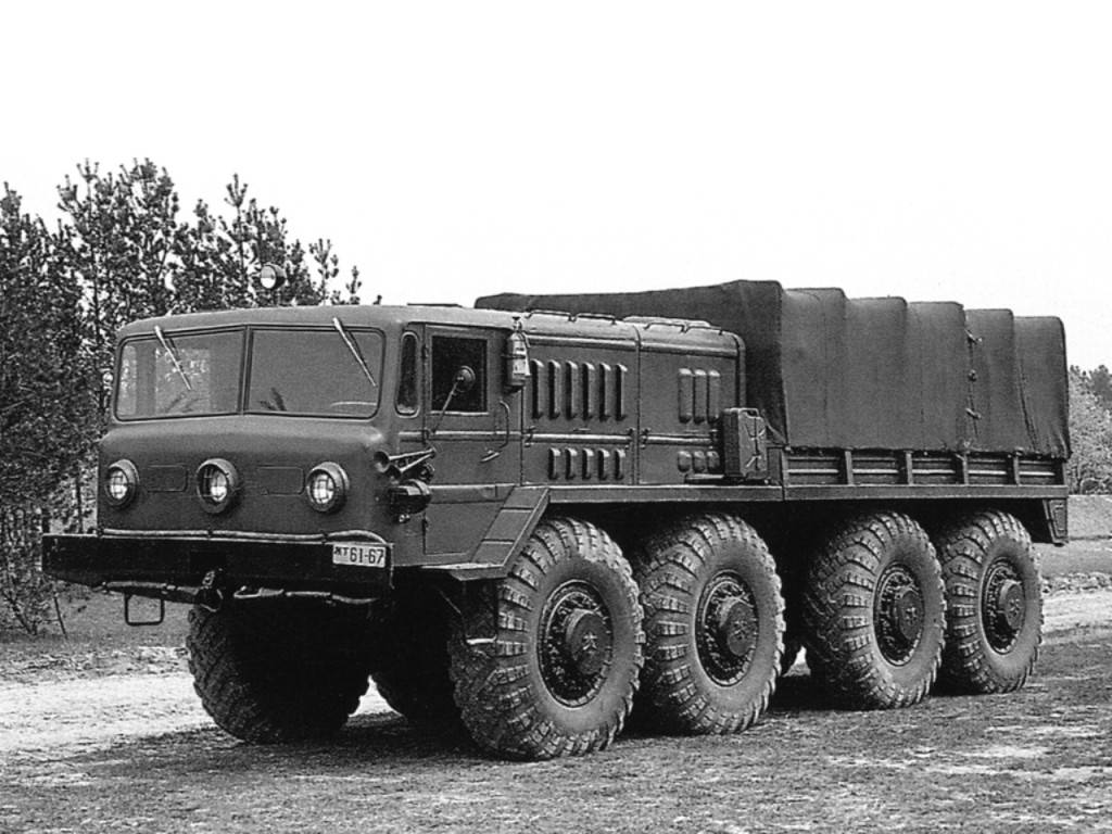 Четырехосный седельный военный тягач МАЗ-537 производства Минского автомобильного завода