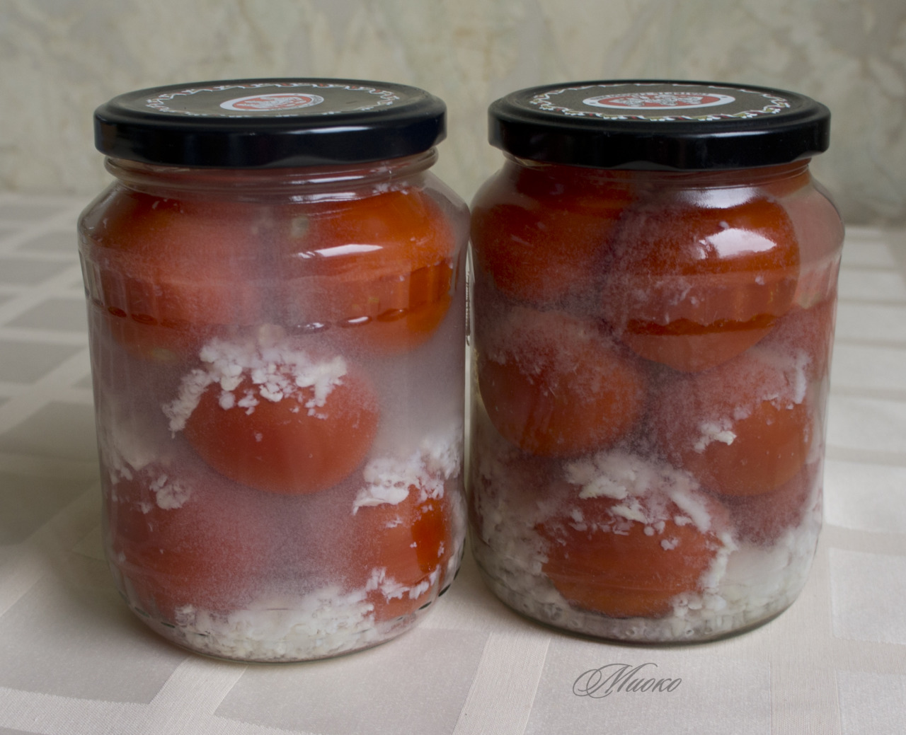 Почему в консервированных помидорах белый осадок