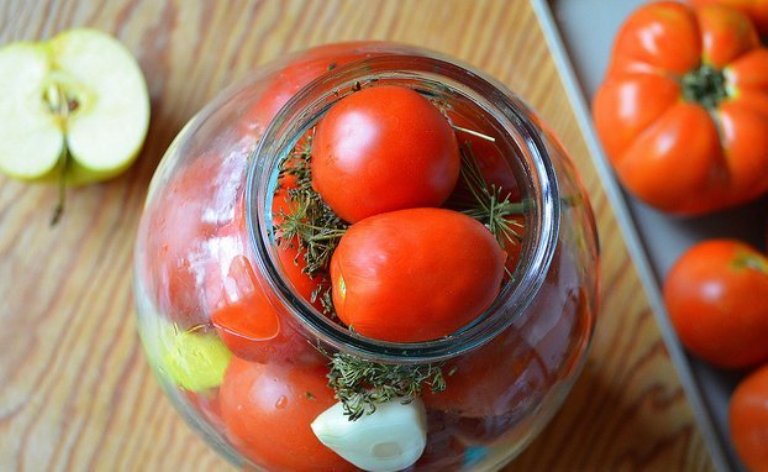 Соленые помидоры в банках, как бочковые: 6 простых рецептов