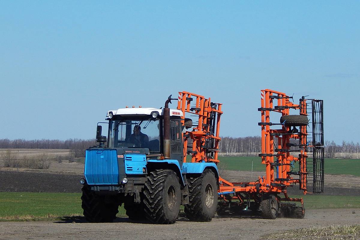 Трактор хтз-17221 для обработки сельскохозяйственных угодий