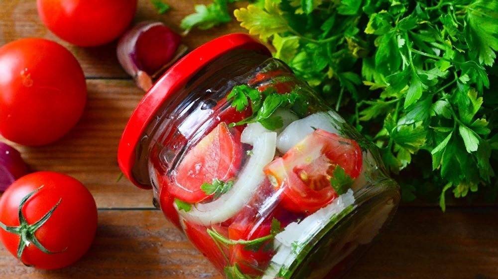 19 рецептов консервирования помидоров с луком и с маслом на зиму