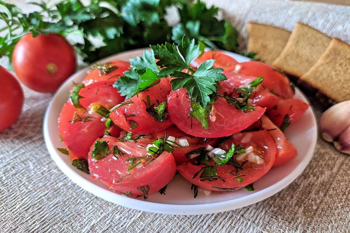 Свежие помидоры с чесноком и зеленью быстрого приготовления на закуску рецепт с фото