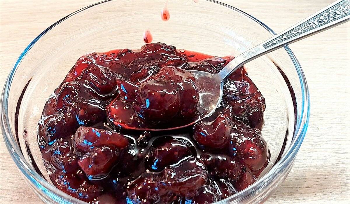 Самые вкусные варенья на зиму рецепты. Варенье из красного крыжовника. Варенье из вишни. Варенье из красного крыжовника на зиму. Джем из красного крыжовника на зиму простой.