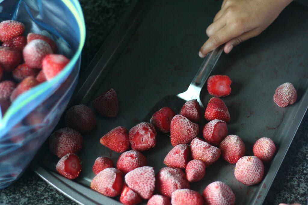 Как правильно заморозить клубнику в морозильной камере с сахаром и без в домашних условиях