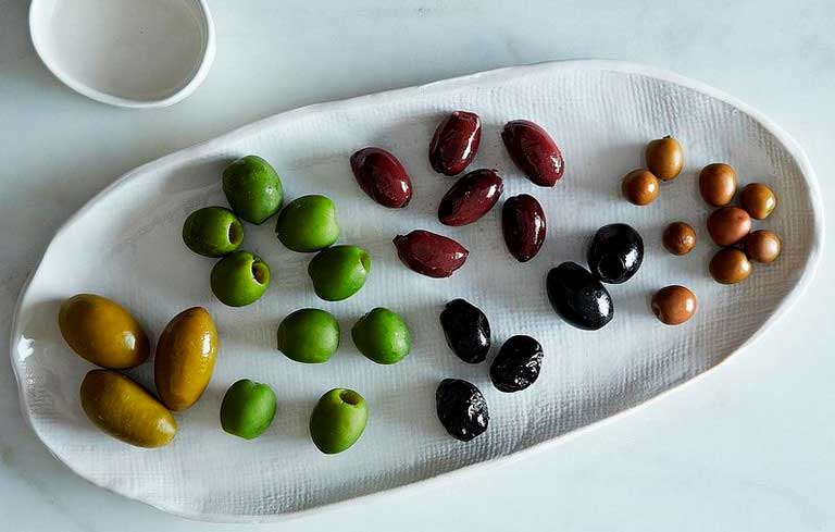 В чем разница между маслинами и оливками: чем отличаются черные плоды от зеленых, что полезнее и вкуснее и какого цвета лучше выбрать