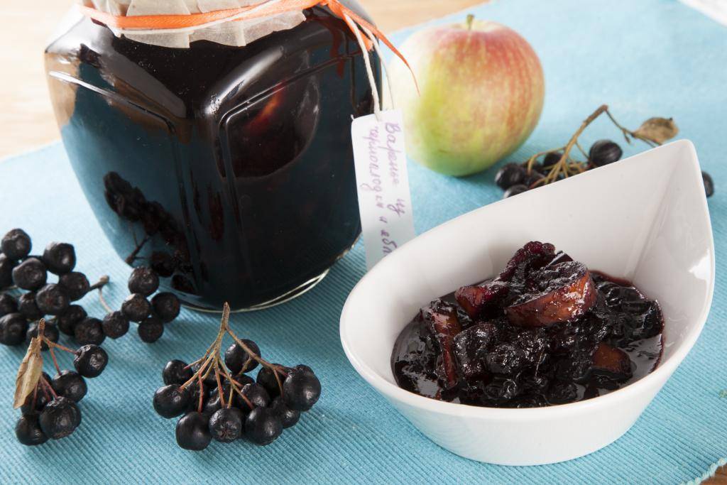 Варенье из черноплодной рябины на зиму: простой рецепт для сладкоежек