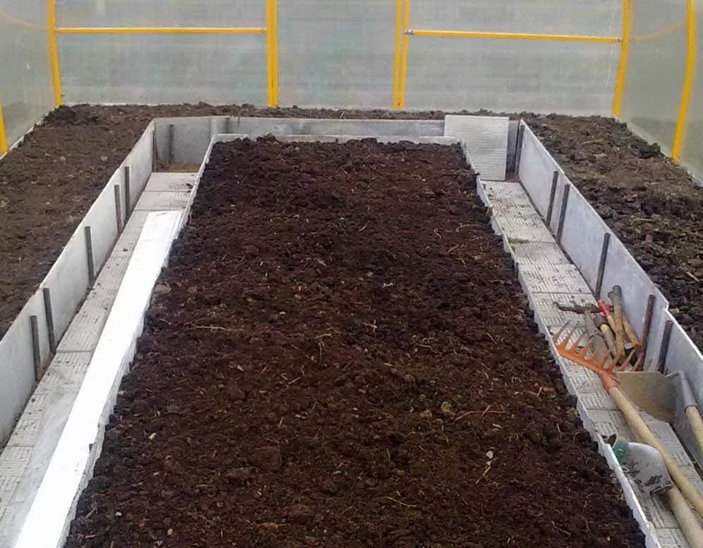 Подготовка теплицы под помидоры весной: обработка почвы, очистка и дезинфекция конструкции, внесение удобрений, посев сидератов