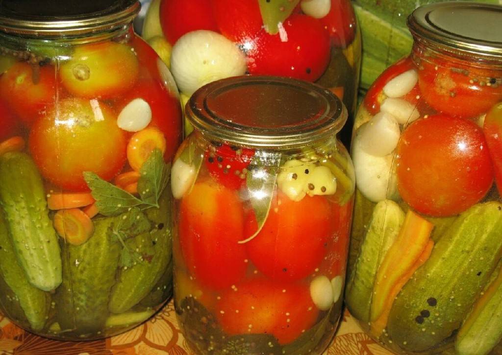 Ассорти из огурцов и помидоров на зиму: самый вкусный рецепт с фото